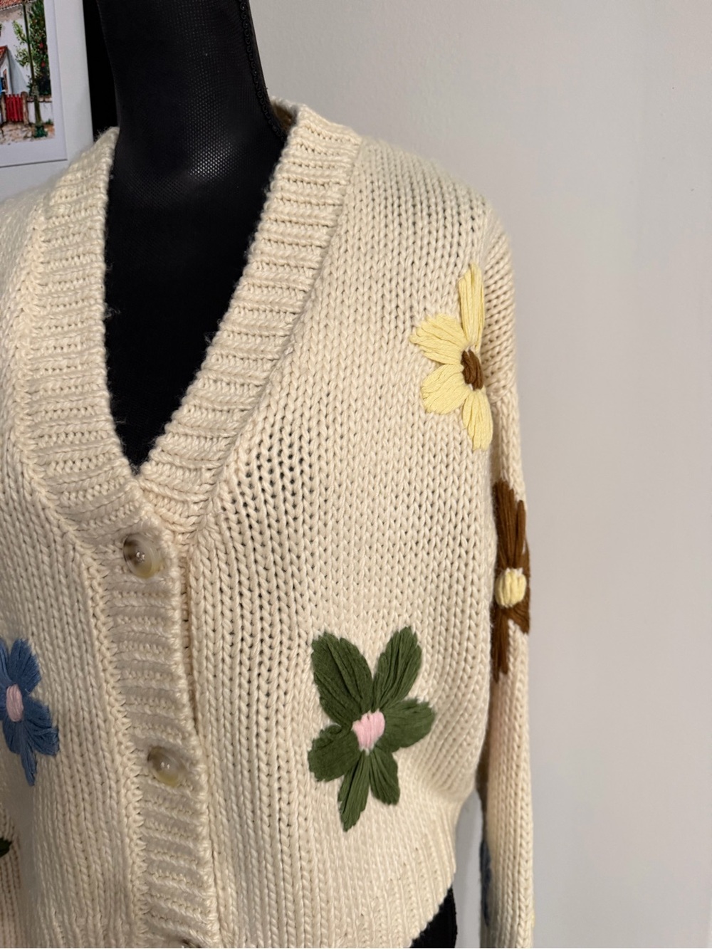NWT Blank NYC Women’s Cream Chunky Knit Floral Appliqué V-Neck Cardigan M - Picture 2 of 9